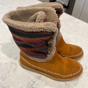 The Sak Women’s Suede Toggle Button Pull On Winter Boots Size 6.5 Tan Multicolor